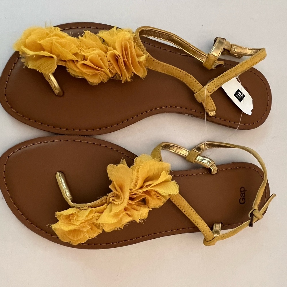 Gap sandals NWT size 8 yellow chiffon
